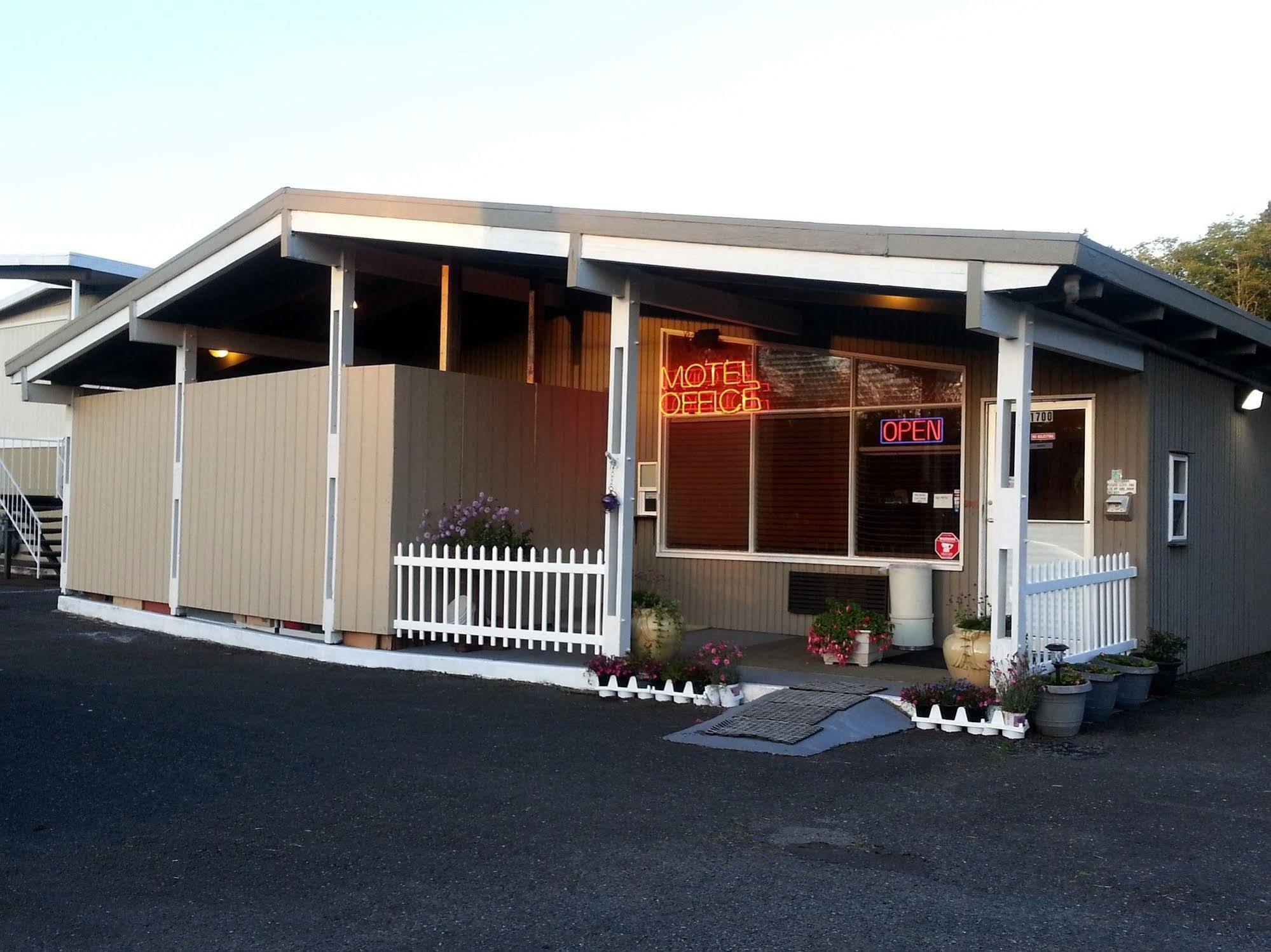 Grays Harbor Inn & Suites Aberdeen Exterior photo